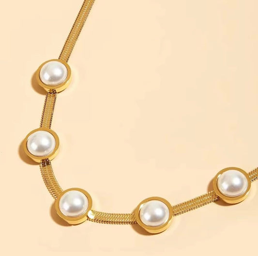 Lily Pearl Necklace