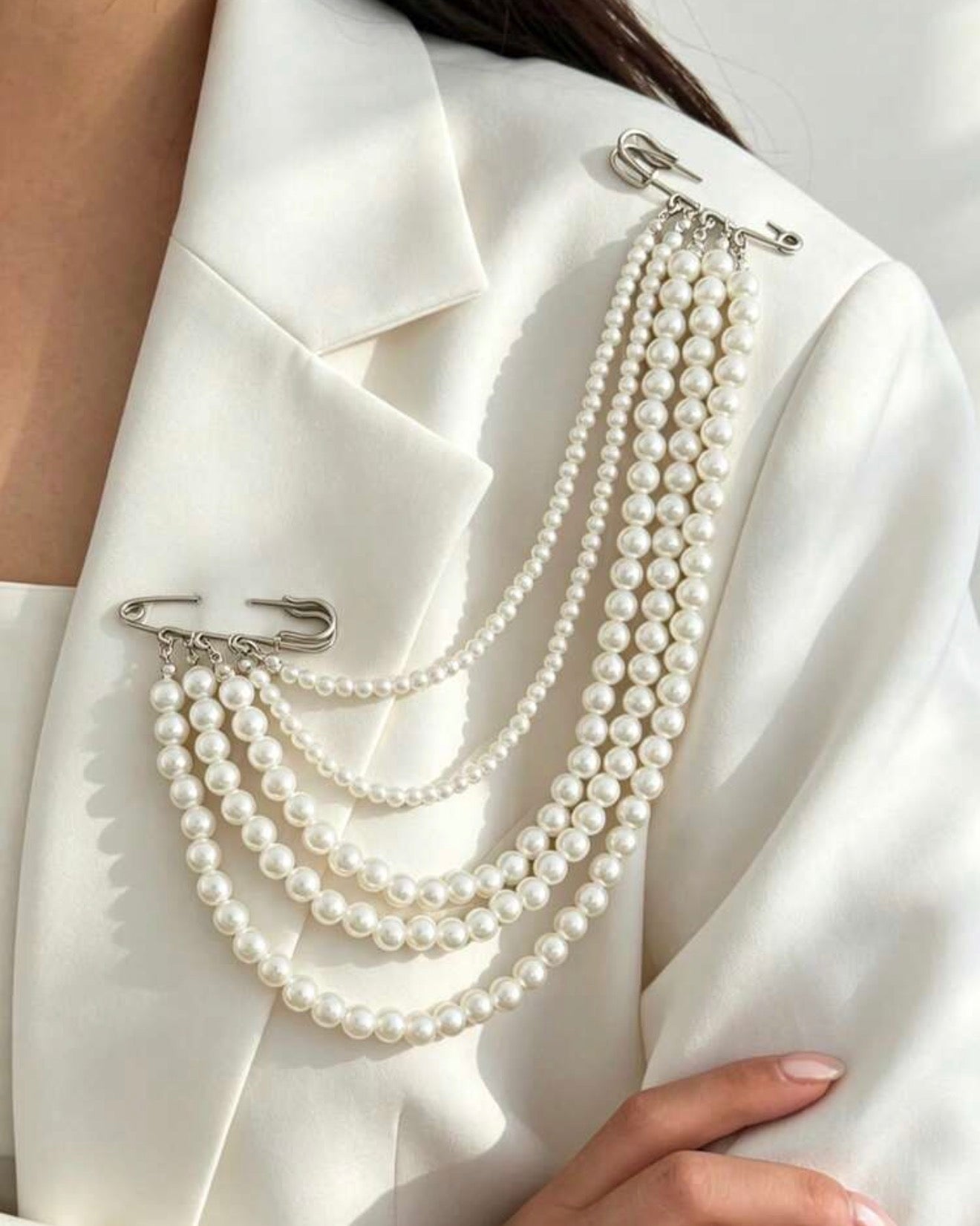 Perle Pendante Brooch